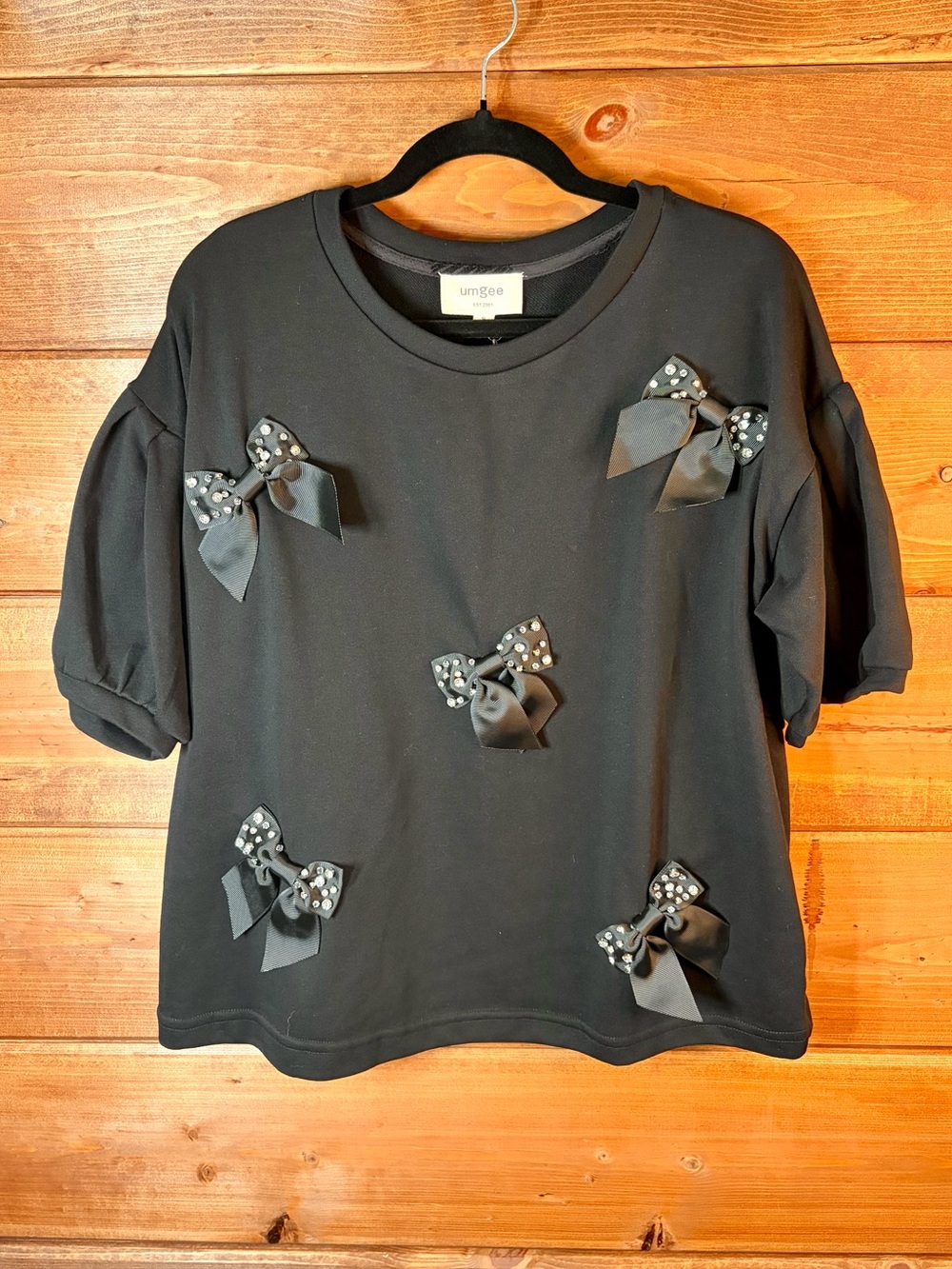 Umgee Black Short Sleeve Tee with Satin Bow Jewel Details Size Small 💕🖤🎀